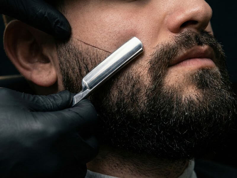 Design de barba com navalha